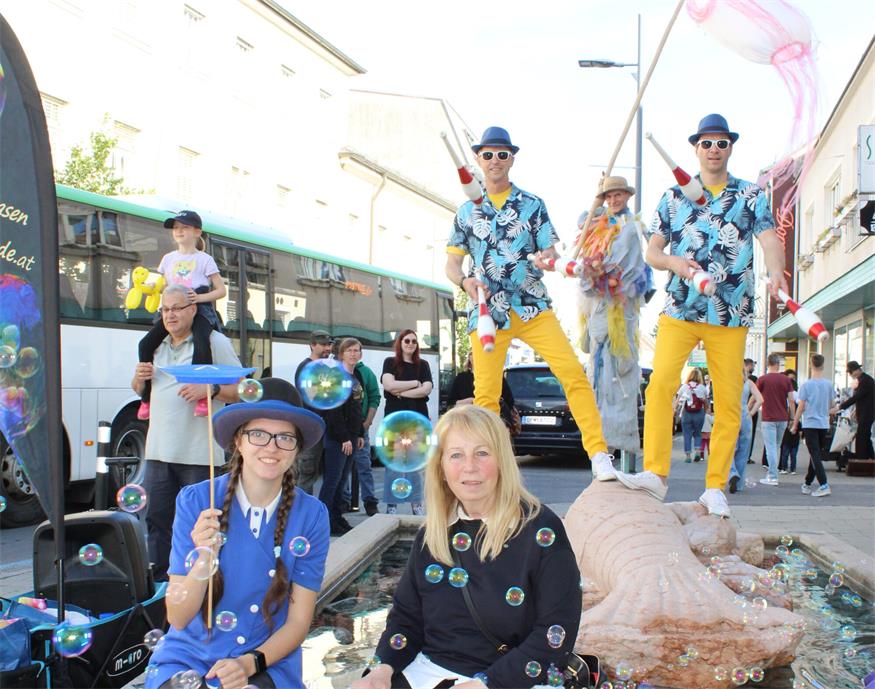  Am 15. Mai wird in Oberpullendorf Einkaufen zum Erlebnis und die Innenstadt zur Bühne. Denn das Stadtmarketing rund um Obfrau Mary Bauer lädt zum schon legendären Gauklerfest ein. Ab 16 Uhr Uhr werden Stelzengeher, Akrobaten, Musiker und andere Straßenkünstler die Passantinnen und Passanten bezaubern.