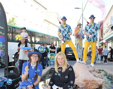  Am 15. Mai wird in Oberpullendorf Einkaufen zum Erlebnis und die Innenstadt zur Bühne. Denn das Stadtmarketing rund um Obfrau Mary Bauer lädt zum schon legendären Gauklerfest ein. Ab 16 Uhr Uhr werden Stelzengeher, Akrobaten, Musiker und andere Straßenkünstler die Passantinnen und Passanten bezaubern.