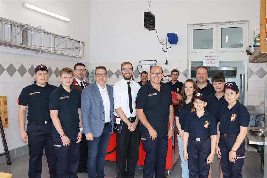  Auch Bürgermeister Landtagsabgeordneter Jürgen Karall schaute bei den Neudorfer Florianis rund um Feuerwehrkommandant Markus Metzenbauer anlässlich des Tages der Feuerwehr am vergangenen Sonntag vorbei. 