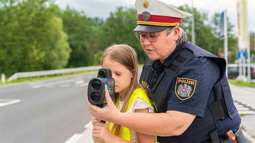  Ausgerüstet mit Messpistolen und einer mobilen Tempoanzeige kontrollierten die Volksschulkinder gemeinsam mit der Polizei die Geschwindigkeit vorbeifahrender Fahrzeuge.