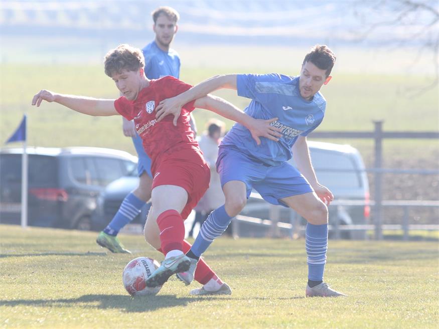 Beim immer noch punktelosen USC Pilgersdorf hofft man, dass Goalgetter Zsolt Takacs (l., gegen ZSP-Mittelfeldmann Filip Pankarican) in Lockenhaus wieder Torgefahr ausstrahlen kann.