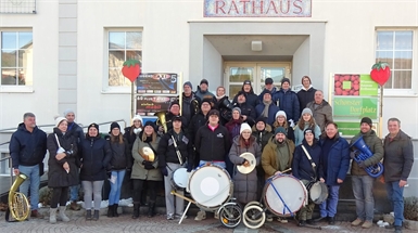  Bürgermeister Matthias Weghofer und vize Christoph Ramhofer mit den Musikanten des Musikvereines Wiesen rund um Kapellmeister Thomas Gaal. 