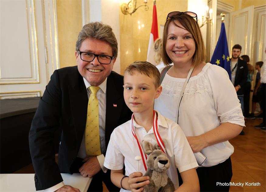  Bundesminister Martin Polaschek gratulierte dem Weidener Volksschüler Lukas Ullisch zum 3. Platz im Bundesbewerb "Känguru der Mathematik"