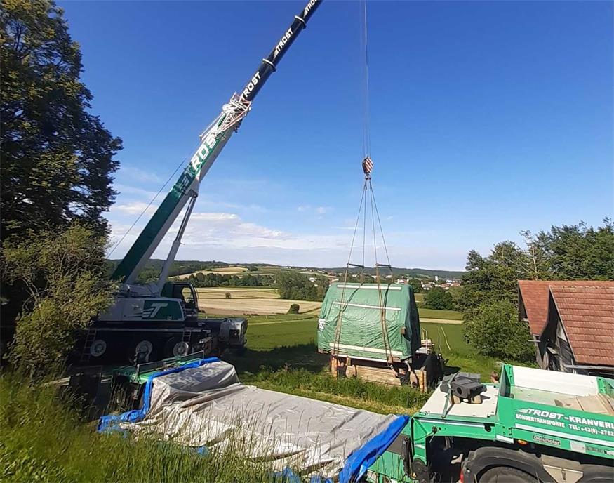  Das Gebäude wurde per Sondertransport ins Freilichtmuseum gebracht und mit einem Kranwagen aufgesetzt.