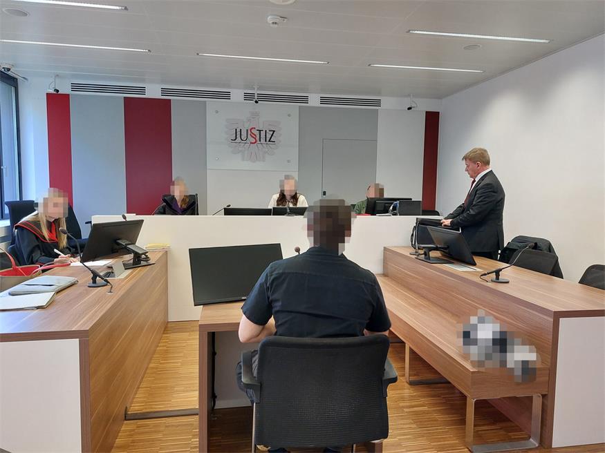  Der 22-jährige Angeklagte gab einen Faustschlag zu.