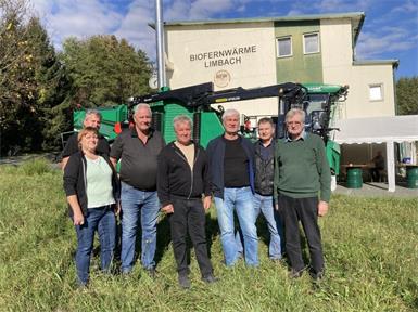  Der Vorstand vor dem Heizwerk in Limbach.