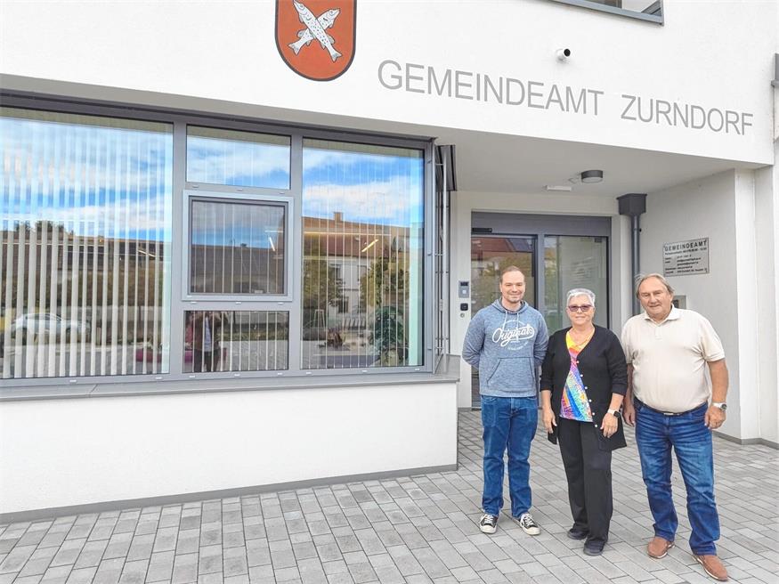  Der evangelische Pfarrer Sebastian Götzendorfer mit Augustine Mostböck und Bürgermeister Werner Friedl vor dem Gemeindeamt, das in den vergangenen Jahren mitsamt seines Vorplatzes erfolgreich saniert wurde. Trotz dieser großen Investition steht die Gemeinde im KDZ-Bonitätsranking nicht schlecht da: aus allen Burgenländischen Gemeinden belegt Zurndorf darin mit einer Schulnote von 2,10 den elften Platz.