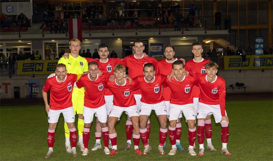  Einmal für Österreich auflaufen. Oberwart-Spieler Stefan Wessely (vorne, 2.v.l.) beim Mannschaftsfoto vor dem Spiel gegen die Amateure aus Bosnien & Herzegowina in &Traiskirchen. Dieses Duell ging mit 3:1 an Österreich. 