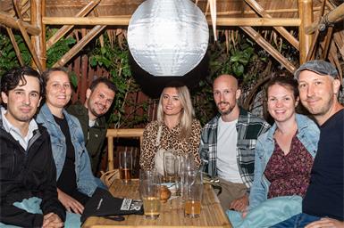  Enric Parcerisa, Ina Gsellmann, Daniel Bieber, Evamaria Schönholz sowie Ivo Gsellmann mit den Filmemachern Anna und Moses Gsellberger