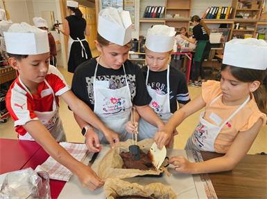  Ferdinand, Valerie, Lina und Nora machten gemeinsam Brownies.
