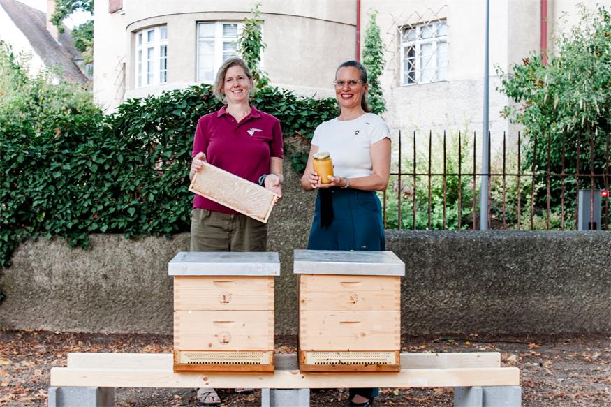  Julia Mainx und Landeshauptmann-Stellvertreterin Anja Haider-Wallner (v.r.) bei den Bienenstöcken im Landhaus-Garten.