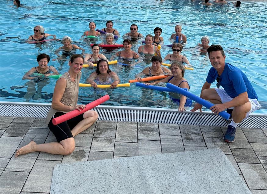  Kursleiterin Maria Pinter und Vizebürgermeister Thomas Plank mit Teilnehmerinnen der Bewegungsinitiative „Aqua-Fit“.