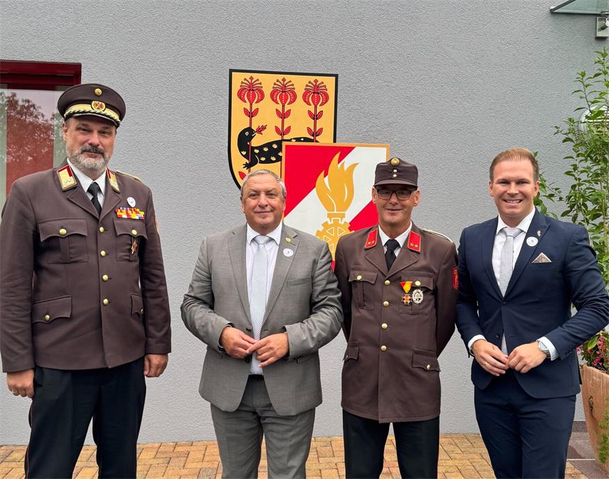  LBD Franz Kropf, Bürgermeister Helmut Sampt, Kommandant Ewald Stacherl und LAbg. Fabio Halb beim Festakt (v.l.).