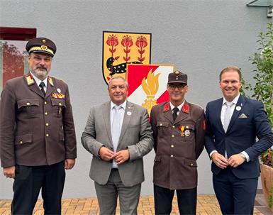  LBD Franz Kropf, Bürgermeister Helmut Sampt, Kommandant Ewald Stacherl und LAbg. Fabio Halb beim Festakt (v.l.).