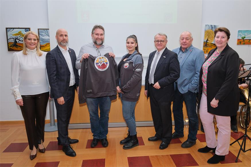  LR Daniela Winkler, Bgm. Hannes Schmid, Thomas Janisch, Denise Schmidt, LH a. D. Hans Niessl, Vize-Bgm. Matthias Doser und Vize-Bgm. Martina Kettner.