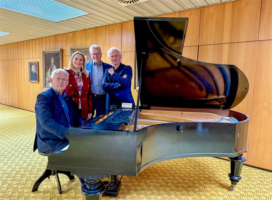  Landesrätin Daniela Winkler und Bayreuths Oberbürgermeister Thomas Ebersberger mit Johannes und Eduard Kutrowatz.