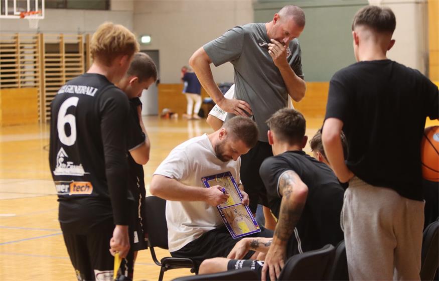  Mattersburgs Neo-Headcoach Cosmin Blagoi stellt sein Team auf die künftigen Aufgaben ein.