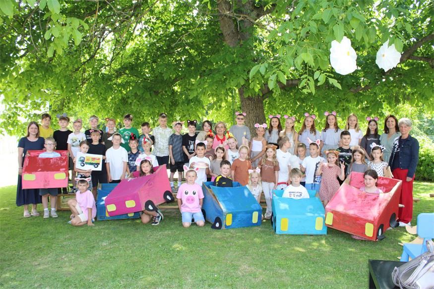 Mit dem Pädagoginnenteam brachten die Kinder der Volksschule Steinberg-Dörfl bei ihrem Schulfest ein tolles Stück zur Aufführung. Nicht nur Direktorin Michaela Töpfer war mehr als begeistert von den Leistungen der Kinder.