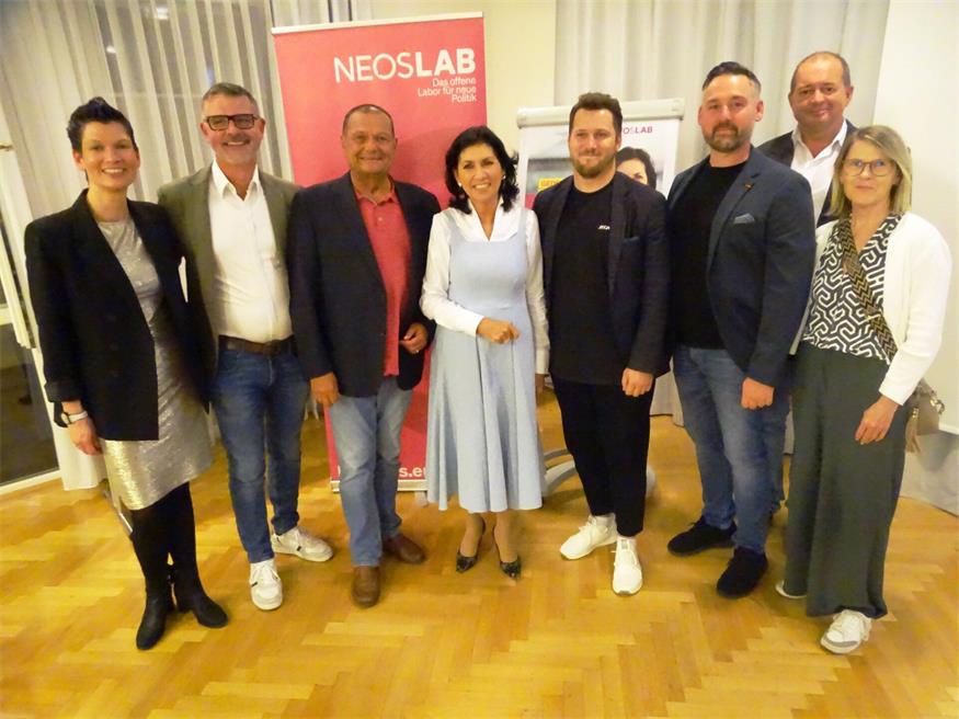  NEOS-Lab Geschäftsführerin Helga Pattart-Drexler (l.) und Danielle Spera (Mitte) mit Vertretern des Pinkafelder Gemeinderates: Martin Kramer, Eduard Posch, Adrian Kubat, Christoph Theiler, Franz Dampf und Sigrid Talian. 