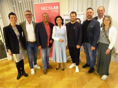  NEOS-Lab Geschäftsführerin Helga Pattart-Drexler (l.) und Danielle Spera (Mitte) mit Vertretern des Pinkafelder Gemeinderates: Martin Kramer, Eduard Posch, Adrian Kubat, Christoph Theiler, Franz Dampf und Sigrid Talian. 