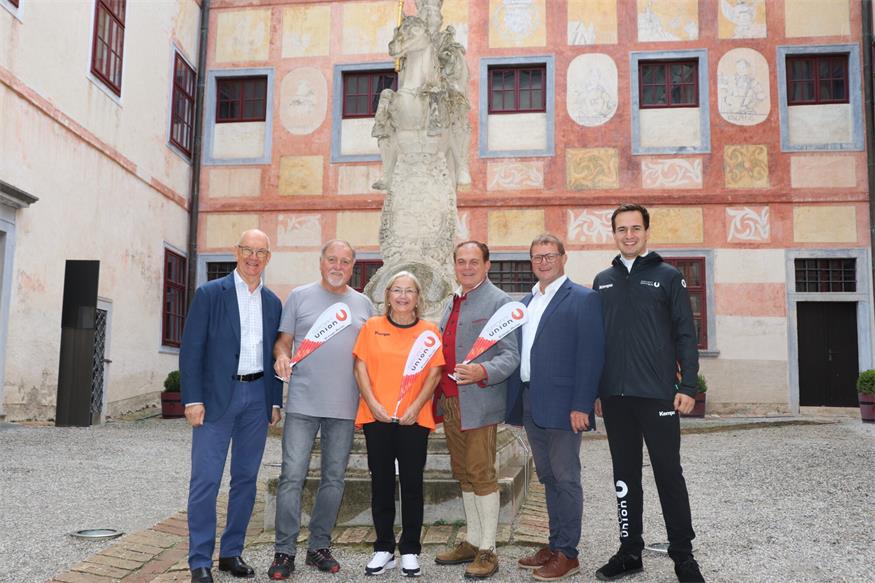  Präsident Stefan Herker, Präsident Raimund Hager, Präsidentin Karin Ofner, Vizepräsident Anton Dampier, Präsident  Josef Eppensteiner und  Olympiapfarrer Johannes Lackner im Burghof der Burg Forchtenstein.