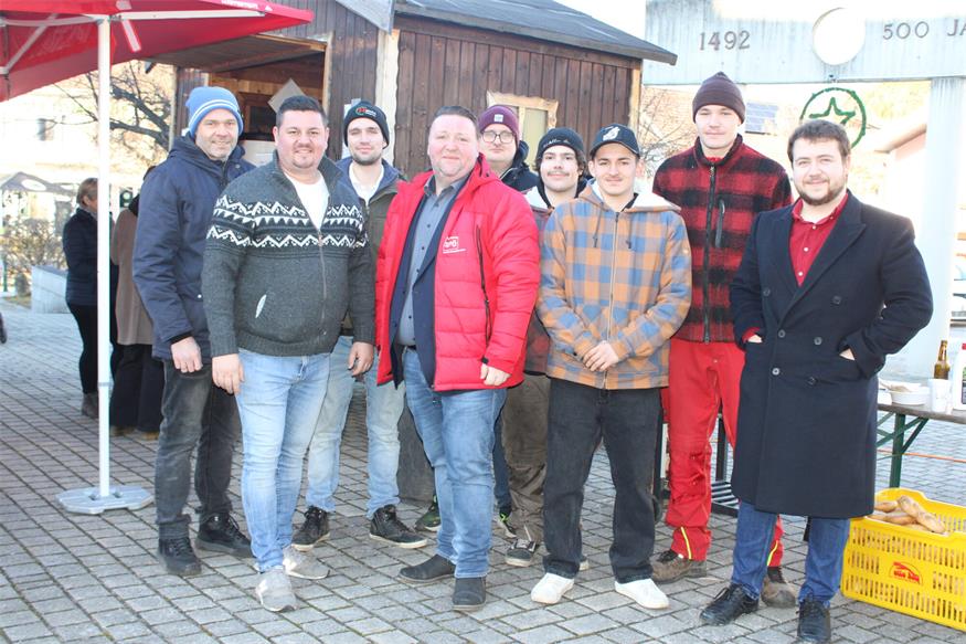  Punschstand. Die Sozialistische Jugend Lockenhaus rund um Luc Katona freute sich auch Landtagsabgeordneten Roman Kainrath, Bürgermeister Michael Kefeder, Glashüttens Ortsvorsteher Rene Stifter und SJ-Bezirksvorsitzenden Manuel Wukovits unter den Gästen begrüßen zu können.
