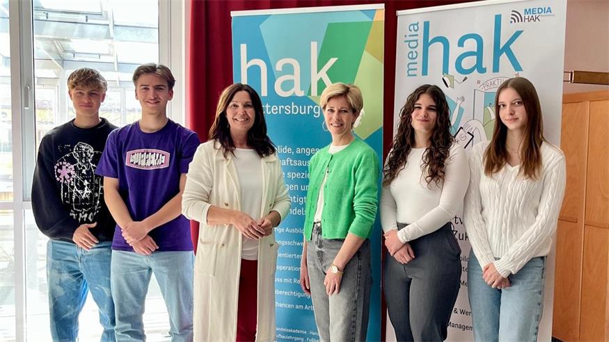  Regionalstellenobfrau Melanie Eckhardt und Frau in der Wirtschaft Bezirksvorsitzende Daniela Jagschitz mit Schülerinnen und Schülern der HAK Mattersburg