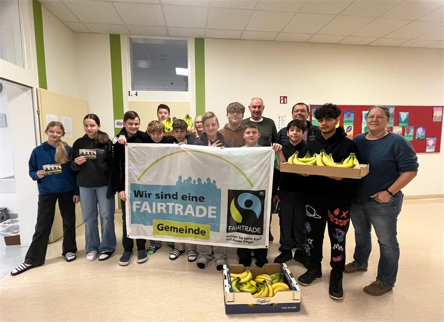  Schüler:innen der Volks- und Mittelschule Pinkafeld mit Standortleiter Herbert Oberrisser, FAIRTRADE-Beauftragtem Gemeinderat Eduard Posch und Weltladen-Geschäftsführerin Michaela Krutzler.