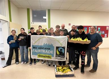  Schüler:innen der Volks- und Mittelschule Pinkafeld mit Standortleiter Herbert Oberrisser, FAIRTRADE-Beauftragtem Gemeinderat Eduard Posch und Weltladen-Geschäftsführerin Michaela Krutzler.