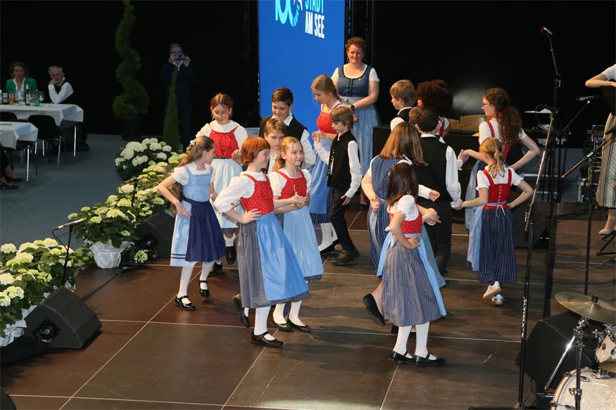  Seit vier Jahrzehnten steht der Volkstanz bei Neusiedls Kindern und Jugendlichen hoch im Kurs. Das Jubiläum wird am Samstag, 22. August ab 16 Uhr im Pfarrgarten der röm. kath. Pfarrkirche gebührend gefeiert. Getanzt wird gemeinsam mit der Kindervolkstanzgruppe Rozemarijntje Leuven (Belgien), der Kindervolkstanzgruppe Gols und der Kindervolkstanzgruppe Purbach. Bei Schlechtwetter findet die Veranstaltung im Pfarrheim statt.