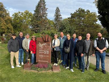 : Tina Phillippovits, Daniel Fenz, ÖGB-Regionalvorsitzender Dietmar Misik, Sieglinde Steiner, Gabriele Pleyer-Horvath, ÖGB-Regionalsekretär Edmund Artner, Katrin Wilfling, Thomas Lukitsch, Werner Zartler und Andreas Horvath mit Patrick Stroh (v.l.) vor dem Ehrengrab von Anton Benya.
