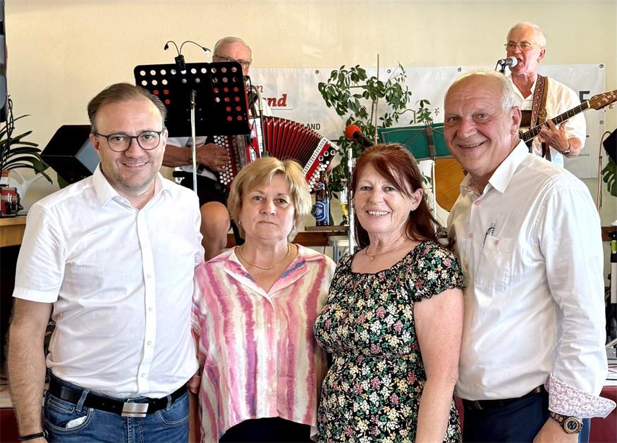  Vizebürgermeister Florian Ohrenhofer, Dorothea Zinkl, PVÖ-Vorsitzende Helene Wolf und Bürgermeister Wolfgang Sodl 8v.l.).