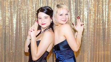 "007 - Lizenz zum Maturieren" wie Kurzwiesen-Lehrerin Astrid Beck es formulierte, war das Thema des Maturaballs. Das zeigten auch Lily Owen und Sophie Neuberger.