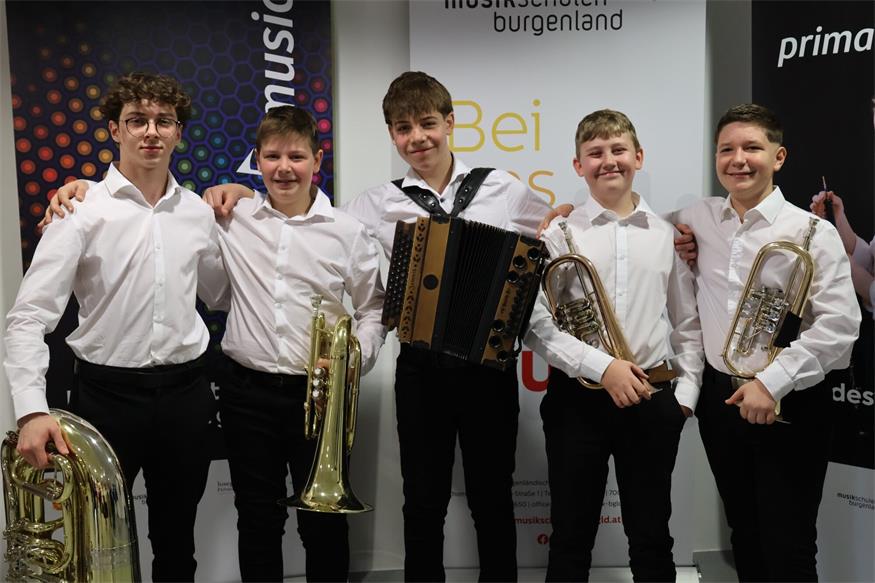 1. Preis für das Volksmusikensemble "Die Jungen Neckenmarkter". Georg Ecker und Elias Iby (Flügelhorn), Oliver Kirschberger (Tuba), David Weinhäusel (Basstrompete) und Patrik Weinhäusel (Steirische Harmonika), allesamt Schüler von Dominik Bada an der Zentralmusikschule Oberpullendorf, erspielten in der Alterskategorie II 86,75 Punkte.