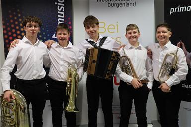 1. Preis für das Volksmusikensemble "Die Jungen Neckenmarkter". Georg Ecker und Elias Iby (Flügelhorn), Oliver Kirschberger (Tuba), David Weinhäusel (Basstrompete) und Patrik Weinhäusel (Steirische Harmonika), allesamt Schüler von Dominik Bada an der Zentralmusikschule Oberpullendorf, erspielten in der Alterskategorie II 86,75 Punkte.