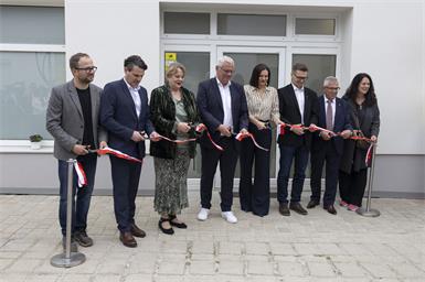 1. Vizebürgermeister Istvan Deli, Nationalratsabgeordneter Christoph Zarits, die ehemalige Stadtbezirksvorsteherin Adelheid Hahnekamp, Bürgermeister Thomas Steiner, Landtagspräsidentin Astrid Eisenkopf, Raiffeisen-Vorstandsdirektor Rudolf Suttner, Stadtbezirksvorsteher Hermann Nährer und 2. Vizebürgermeisterin Charlotte Toth-Kanyak (v.l.).