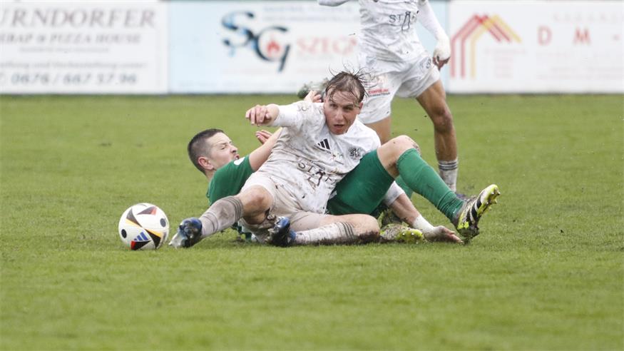 1:1! Action pur: Lukas Secco (vorne) und Leader Mattersburg kamen beim SK Pama (Miroslav Pipiska) über ein Remis nicht hinaus. 