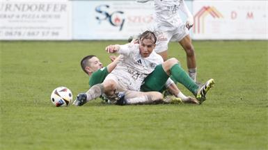1:1! Action pur: Lukas Secco (vorne) und Leader Mattersburg kamen beim SK Pama (Miroslav Pipiska) über ein Remis nicht hinaus. 