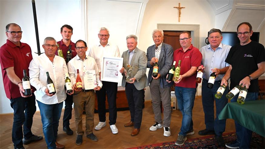 19 Goldene: Bürgermeister Thomas Steiner gratulierte Albert Unger, Hermann Nährer, Arnold Hebenstreit, Direktor Erich Unger, Franz X. Lehner, Jürgen Zechmeister, Hansi Hahnekamp und Dieter Schweifer.