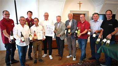 19 Goldene: Bürgermeister Thomas Steiner gratulierte Albert Unger, Hermann Nährer, Arnold Hebenstreit, Direktor Erich Unger, Franz X. Lehner, Jürgen Zechmeister, Hansi Hahnekamp und Dieter Schweifer.