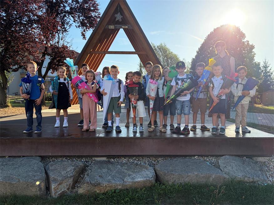 1a Klasse: Klassenlehrerin Dagmar Nierer mitDaniel, Ella-Marie, Erik, Eymen, Fritz, Julian, Kian, Lucia, Marlene, Maximilian, Oliver, Panna, Paulina, Raphael und Valentin.