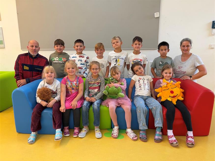 1.b-Klasse: Klassenlehrer Dieter Böhm und Schulassistentin Veronika Mogyoros mit Alexander, Daniel, Elara, Emely, Fabio, Ina Marie, Joleen, Lara, Malia, Nicolas, Riccardo und Theo.