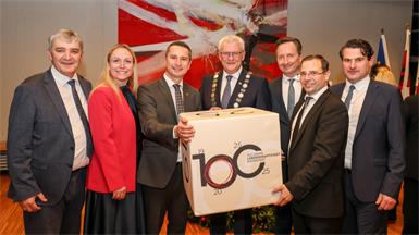 2. Landtagspräsident Walter Temel, Landtagsabgeordnete Julia Schneider-Wagentristl, Landtagspräsident Robert Hergovich, Bürgermeister von Eisenstadt Thomas Steiner, Bundesrat Günter Kovacs, Wirtschaftskammerpräsident Andreas Wirth und Nationalratsabgeordneter Christoph Zarits freuen sich auf das Eisenstädter Jubiläumsjahr.