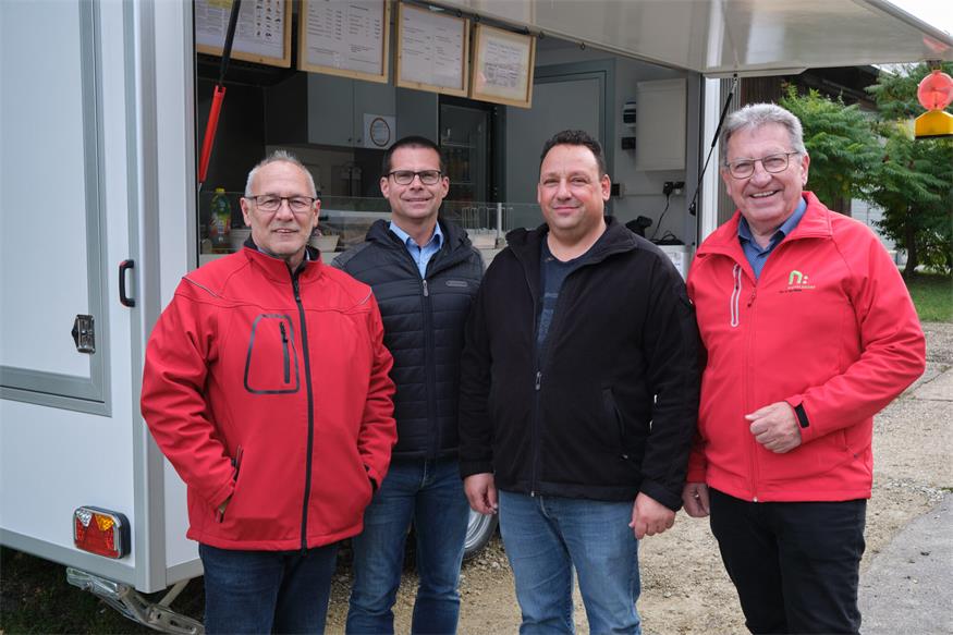 2. Vizebürgermeister Erich Weisz, Vizebürgermeister Helmut Pecher, Foodtruck-Betreiber Zoran Pejanovic und Bürgermeister Gerhard Zapfl.