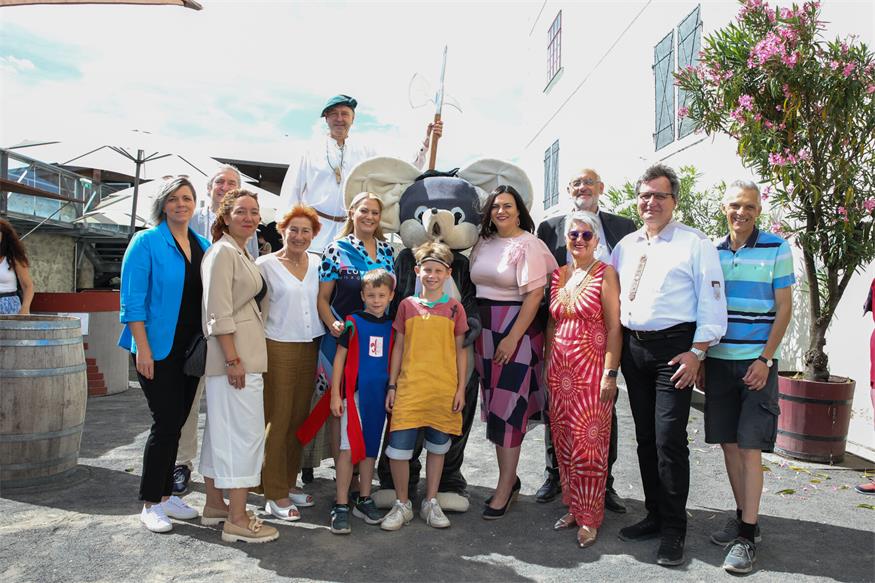 2024 fand das Kinderprogramm "Burg Forchtenstein Fantastisch" zum letzten Mal in der bekannten Form statt. Ab 2025 wird Esterhay ohne dem gleichnamigen Verein das Programm gestalten. Am Bild bei der Eröffnung 2024 unter anderem: Familienlandesrätin Daniela Winkler und Landeshauptmannstellvertreterin Astrid Eisenkopf mit Maria Hauf (Burg Forchtenstein Management GmbH), Christa Prets (Vorsitzende „Burg Forchtenstein Fantastisch“ – Verein für Leben wie früher gemeinsam erleben), Stelzengeher Friedrich, Dir. Herbert Zechmeister (Geschäftsführer Burg Forchtenstein Management GmbH), Bürgermeisterin Ulrike Kitzinger (Sigleß) und Forchtensteins Bürgermeister Rüdiger Knaak 