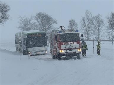 210 Feuerwehren mit rund 2.500 Mitgliedern waren und sind im Schneeeinsatz.