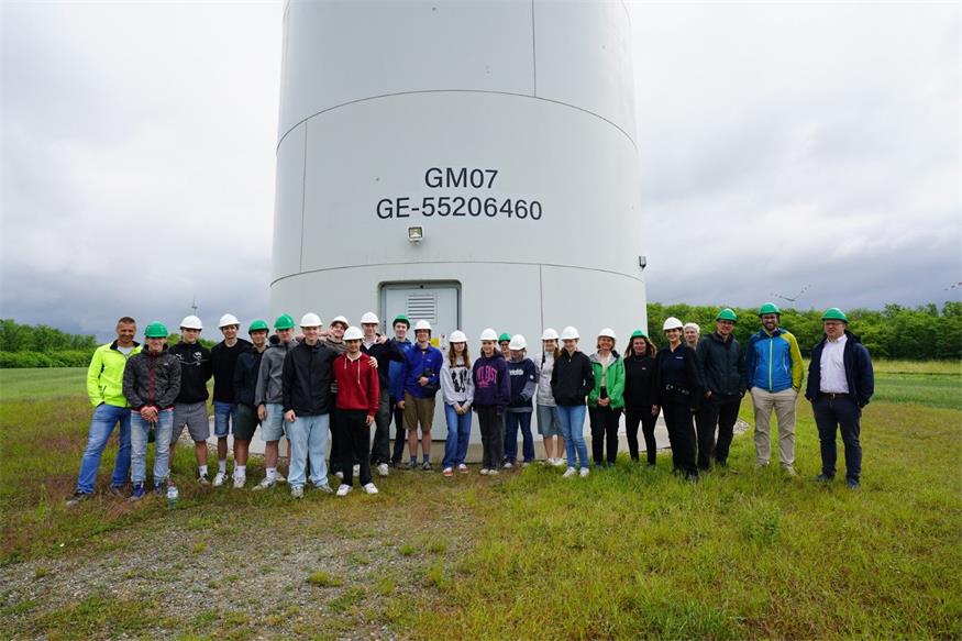 25 Schüler:innen der 7. Klasse des Gymnasiums Neusiedl besuchten den Windpark „Pannonia Gols”