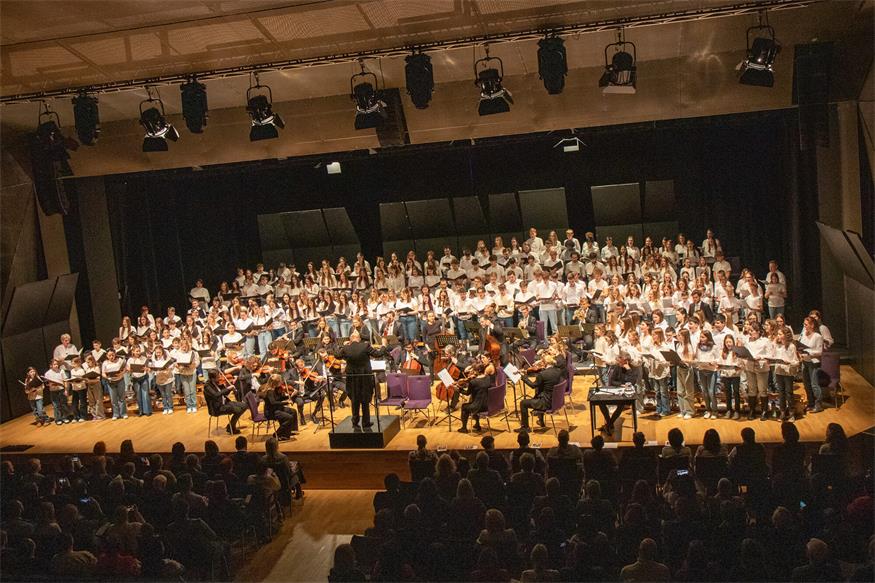 256 Schülerinnen und Schüler aus fünf Schulen präsentierten gemeinsam mit Dirigent Anton Gabmayer, Moderator Jürgen Pfaffinger und dem Landessymphonieorchester Burgenland auf der Bühne des KUZ Eisenstadt „Songs of Freedom“. 