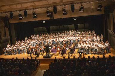 256 Schülerinnen und Schüler aus fünf Schulen präsentierten gemeinsam mit Dirigent Anton Gabmayer, Moderator Jürgen Pfaffinger und dem Landessymphonieorchester Burgenland auf der Bühne des KUZ Eisenstadt „Songs of Freedom“. 