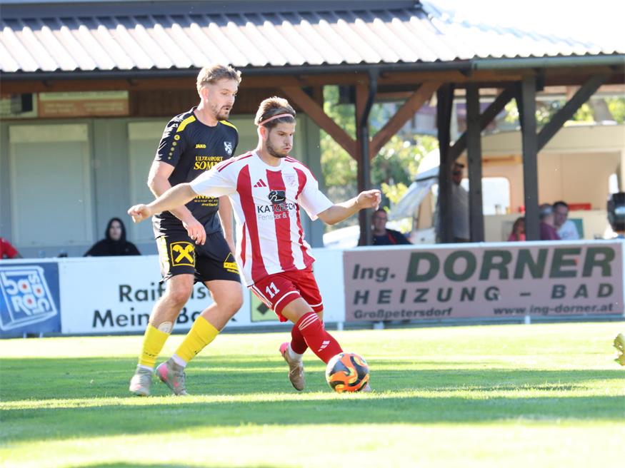 Gruppe Süd: Skurille Bilanz, Reserve-Ärger und viele Tore 3:0! Tim Jelenko (am Ball) und Rudersdorf siegten im Derby.